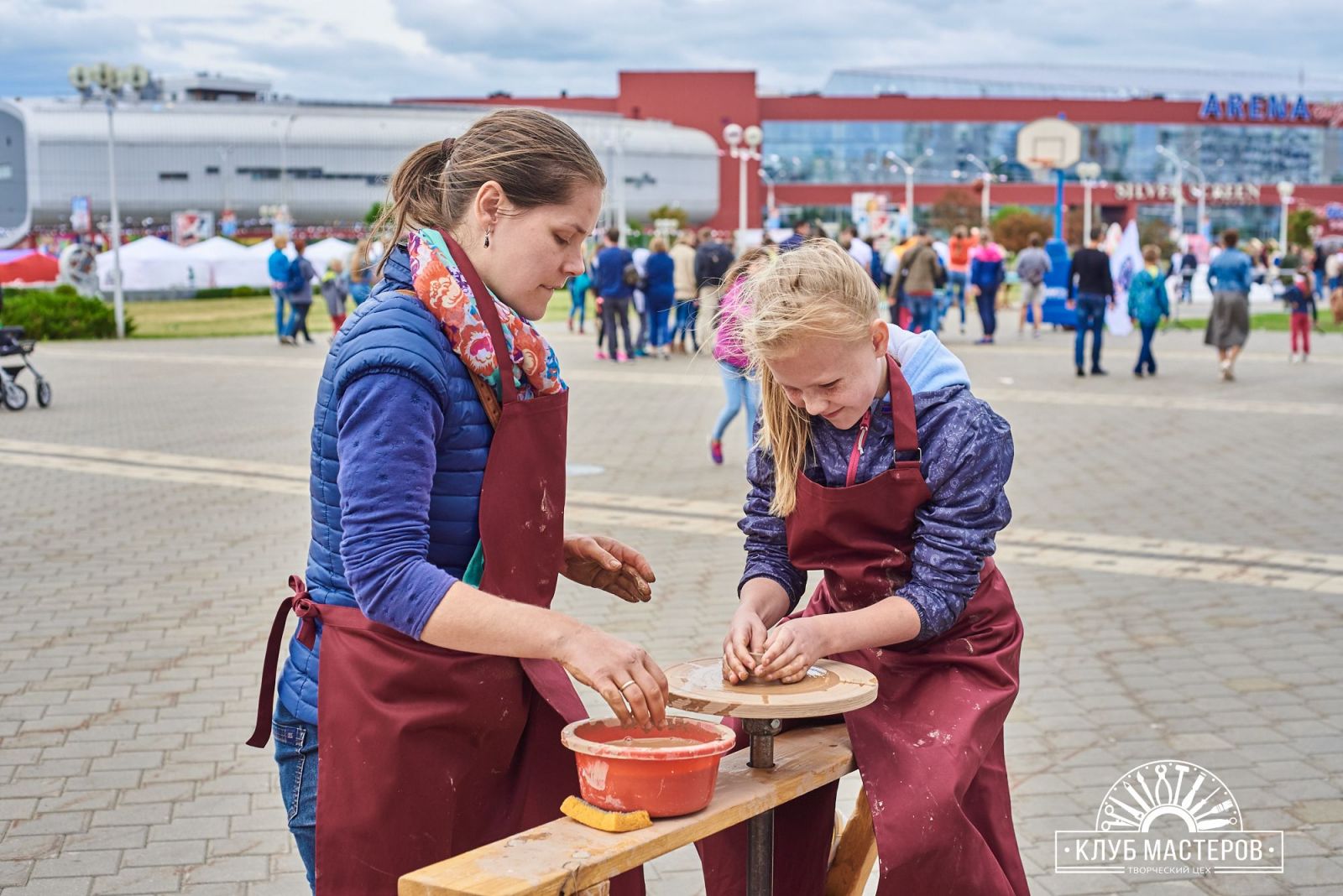 гончар с ребенком на гончарном круге